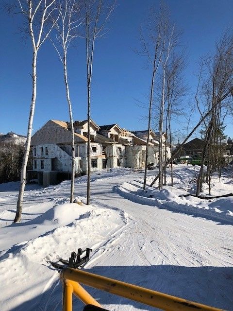 Un paysage enneigé avec un bâtiment en arrière-plan