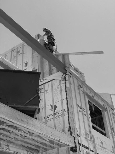 Une photo en noir et blanc d'un bâtiment en construction