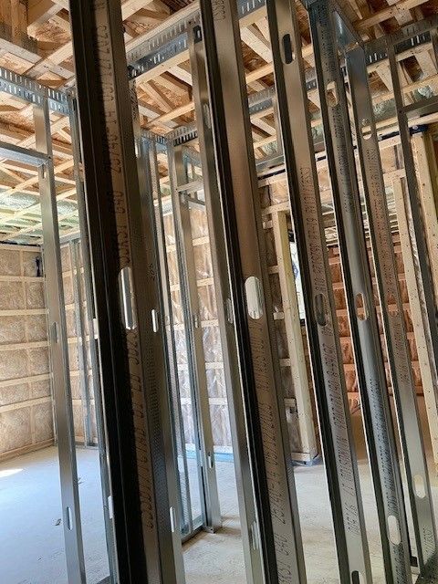 Un bâtiment en construction avec beaucoup de charpentes métalliques.