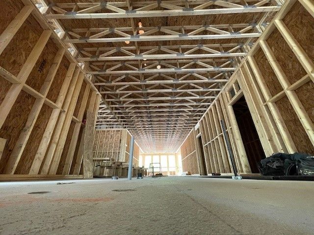 Regardant le plafond d'un bâtiment en construction.