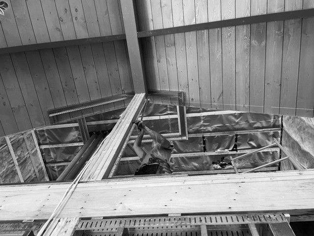 Une photo en noir et blanc d'une structure en bois en construction.