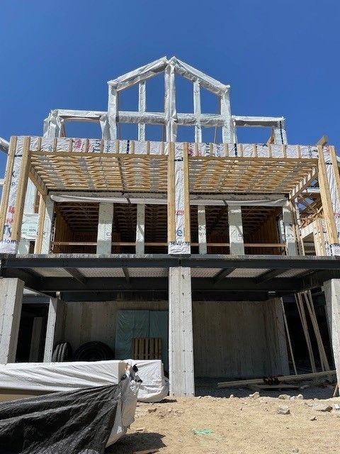 Une grande maison en construction avec un ciel bleu en arrière-plan