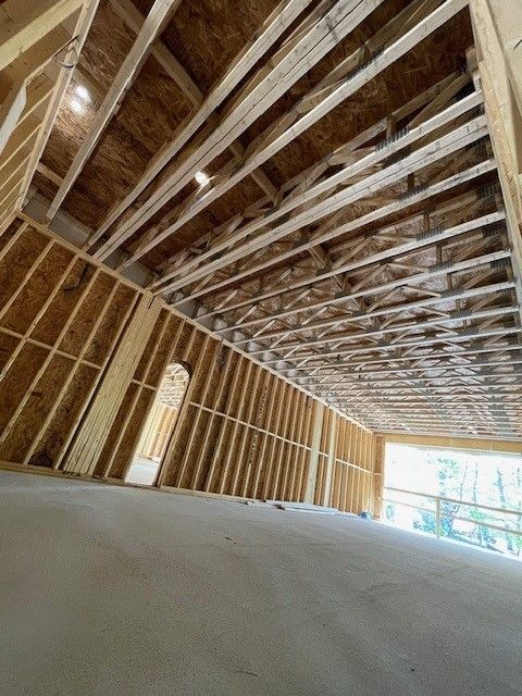 Regardant le plafond d'un bâtiment en construction.