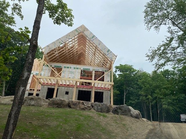 Une maison est en construction sur une colline dans les bois