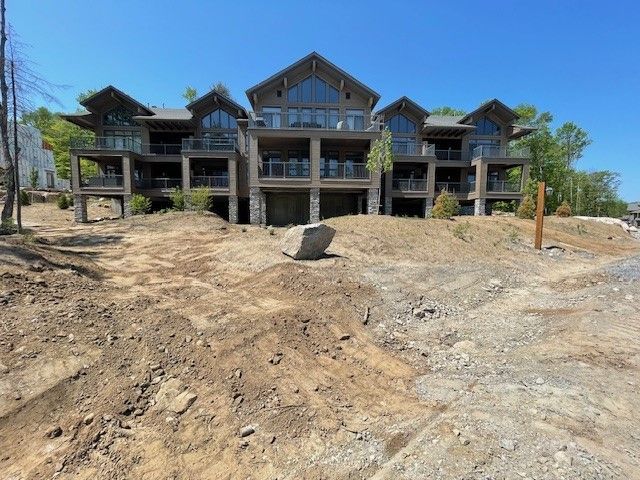 Une grande maison est située au sommet d'une colline de terre