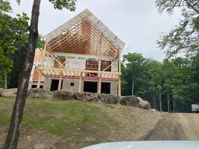 Une maison est en construction sur une colline dans les bois.