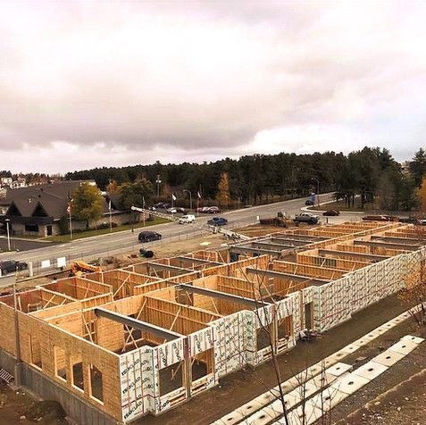Une vue aérienne d'un bâtiment en construction à côté d'une route.