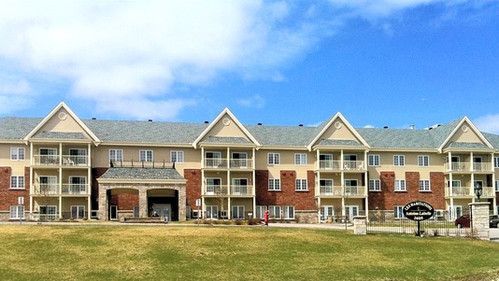 Un grand immeuble d'appartements avec beaucoup de fenêtres et de balcons