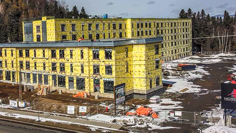Une vue aérienne d'un grand bâtiment en construction.