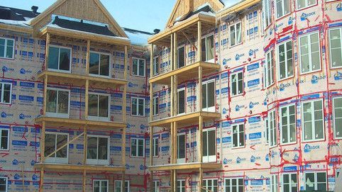 Un grand bâtiment avec beaucoup de fenêtres est en construction