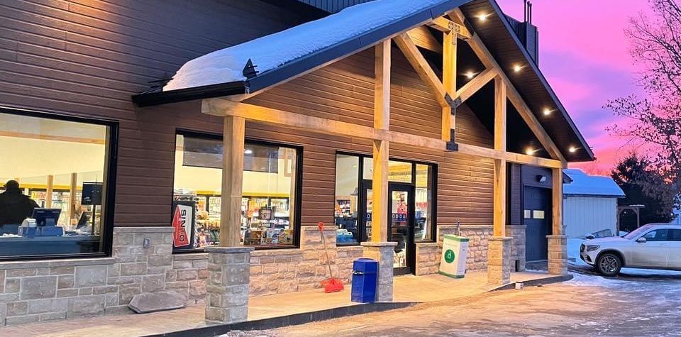 La façade d'un bâtiment avec une voiture garée devant.