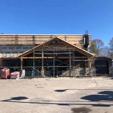 Un grand bâtiment est en cours de construction avec des échafaudages autour.