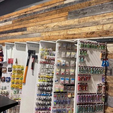 Un magasin rempli de nombreux équipements de pêche et de leurres de pêche.