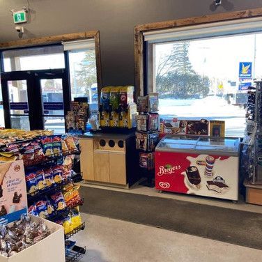 Un magasin rempli de beaucoup de nourriture et de glaces.