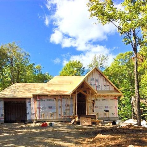 Une maison est en construction au milieu d'une forêt