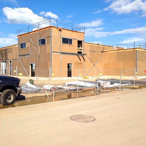 Un camion est garé devant un bâtiment en construction