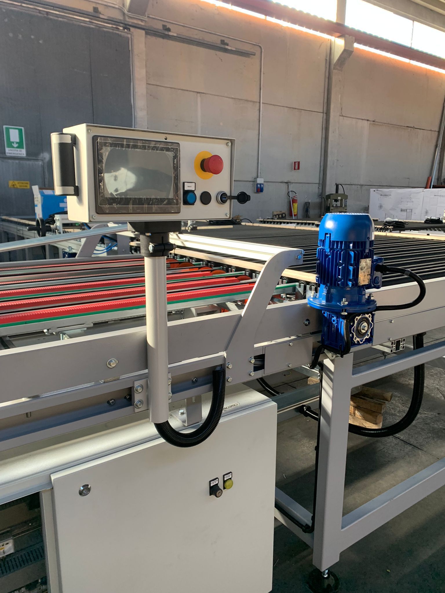 Una macchina in un magazzino con un nastro trasportatore.