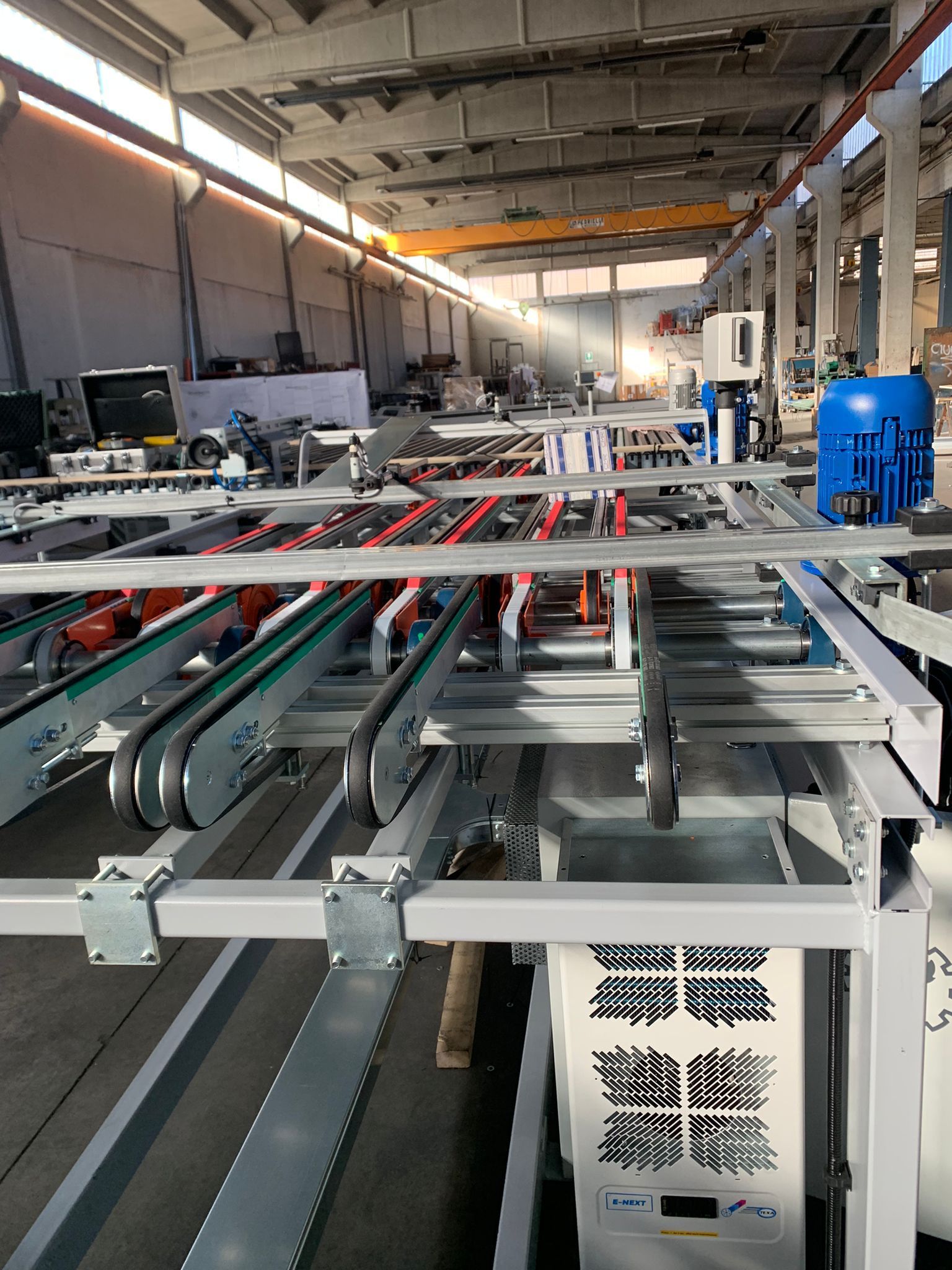 Una macchina è posizionata in una grande stanza di una fabbrica.