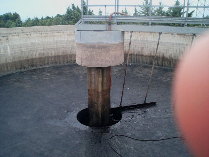 Vasca di trattamento delle acque reflue con struttura centrale, circondata da pareti in cemento.