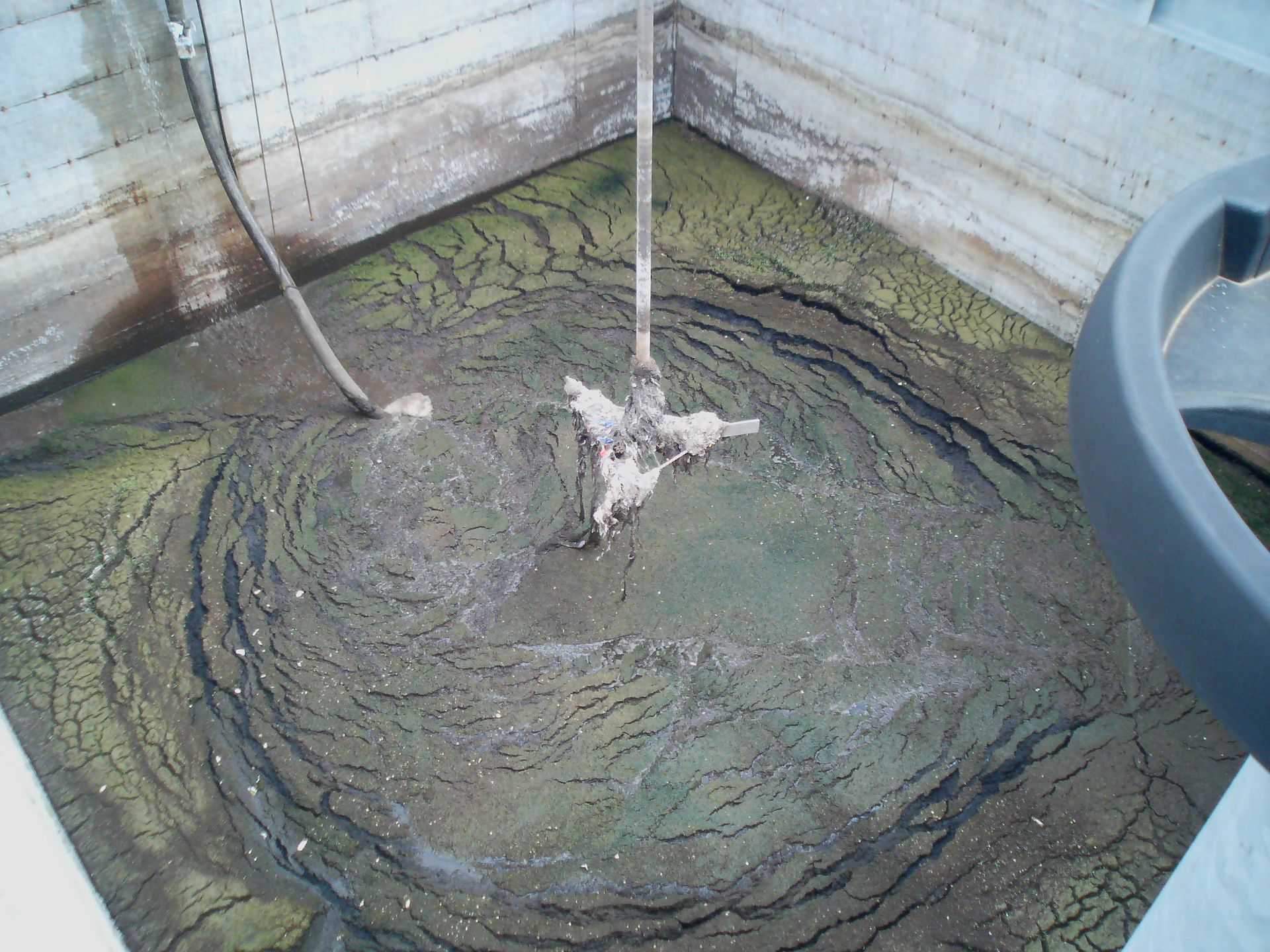 operazione di pulizia impianto di depurazione