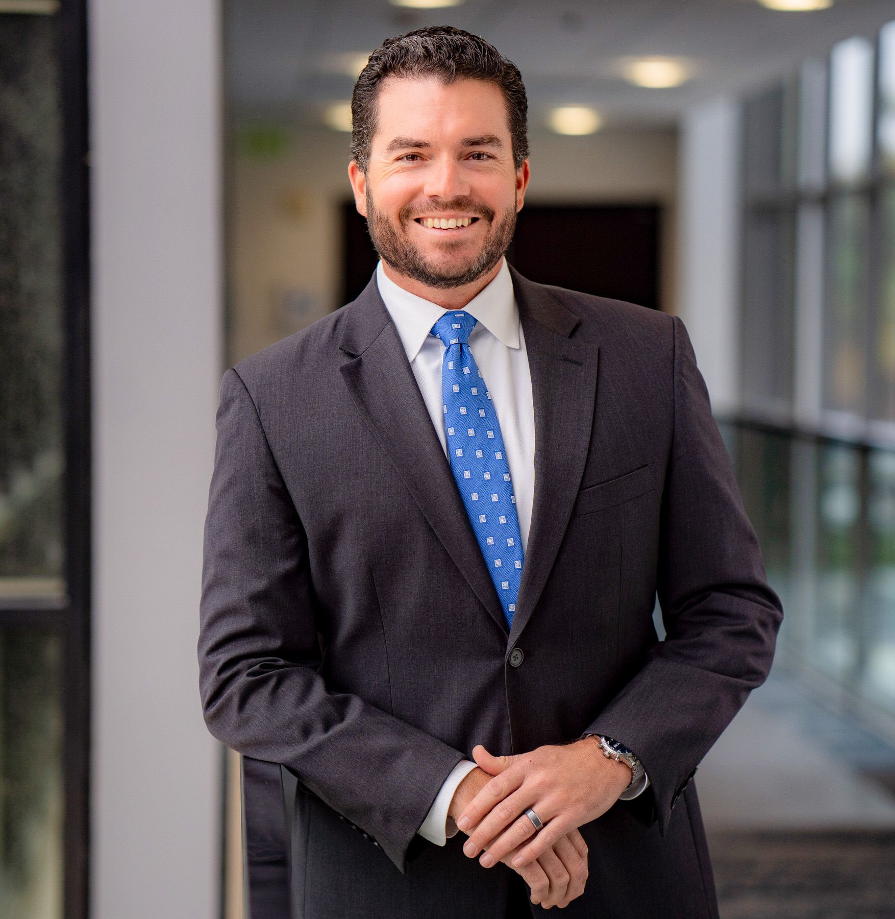 headshot tips mens hairstyles A man in a suit and tie is smiling for the camera.