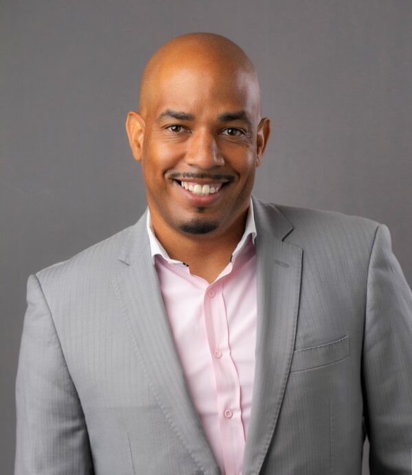 headshot tips mens hairstyles A man in a suit and tie is smiling for the camera.