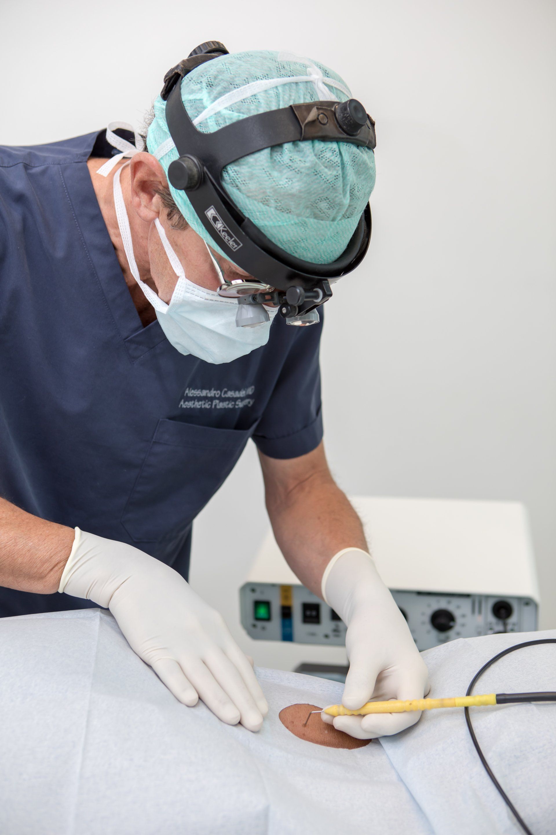 chirurgo che esegue trattamento di chirurgia estetica a Venezia
