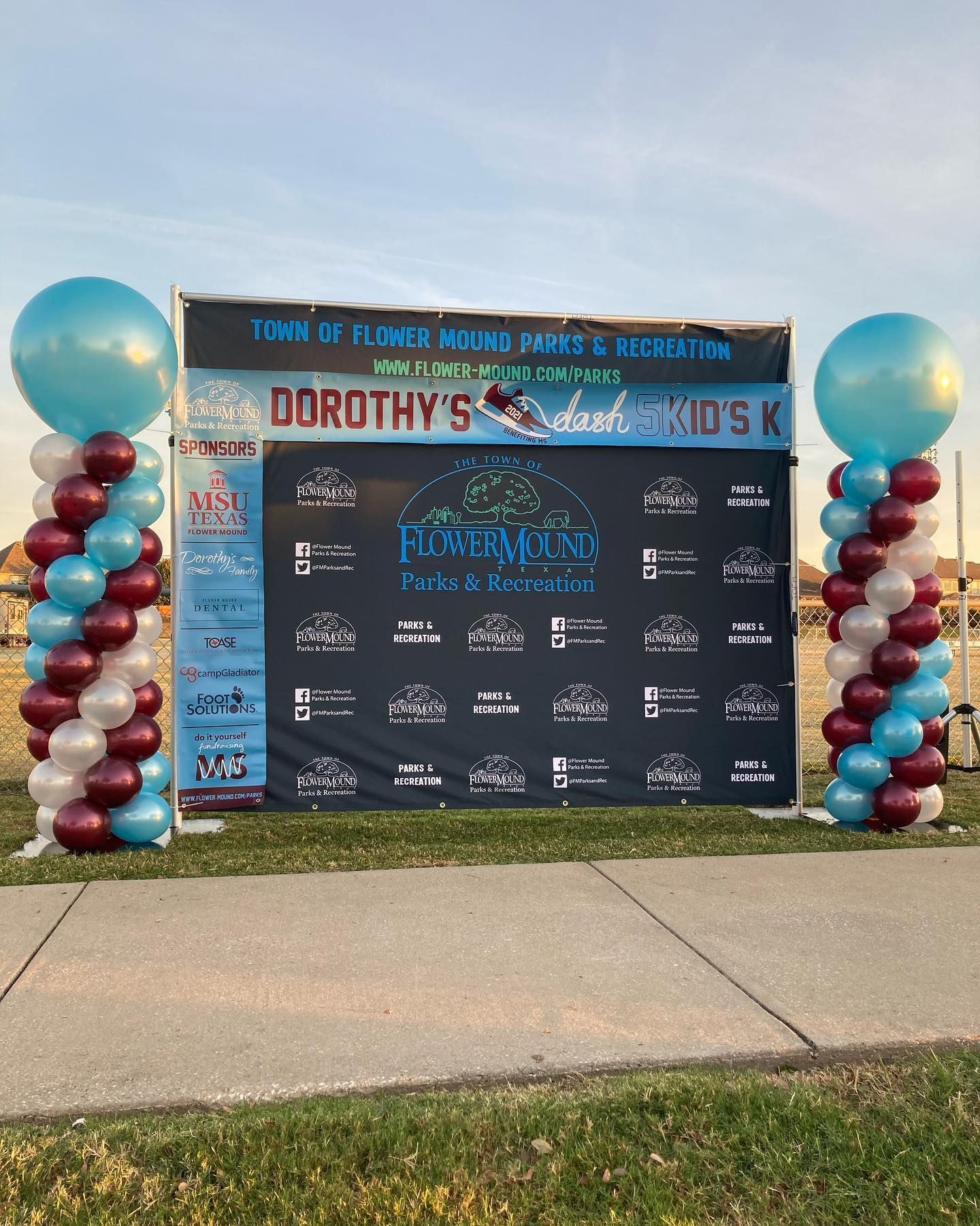 A banner with balloons in front of it that says dorothy 's kids 5k