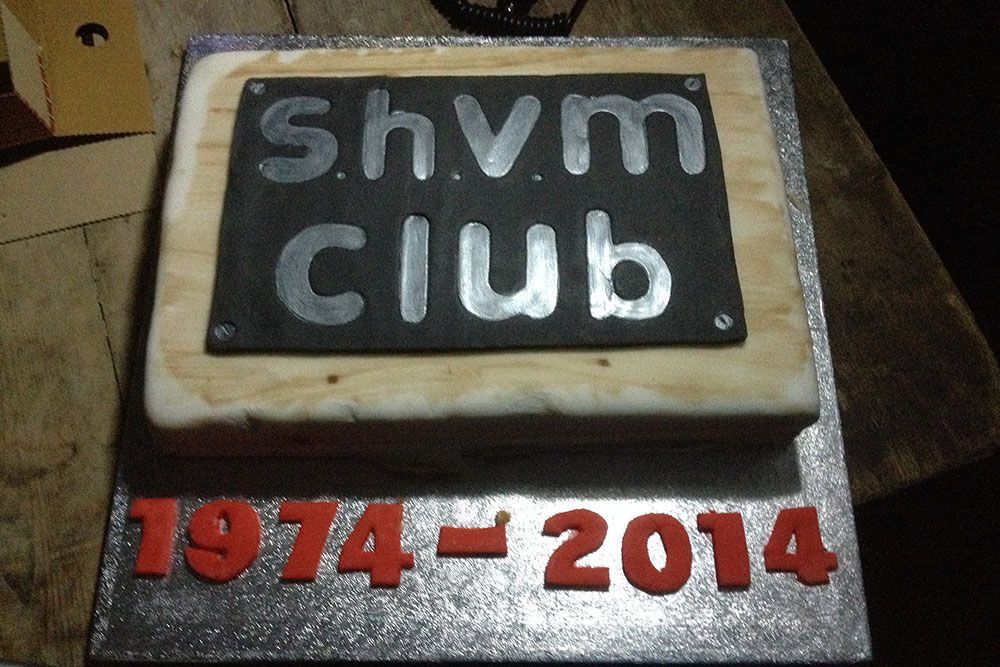 A cake that says shvm club 1974-2014 on it