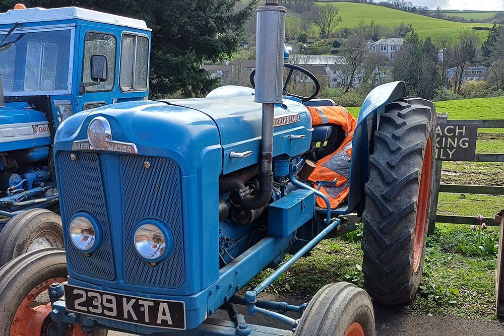 A blue tractor with a license plate that says 239 kta