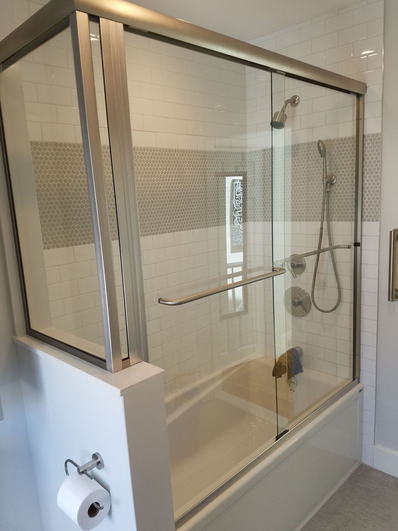 Semi Frameless Tub with Return Panel and Header — St. Pelham, NH — R And D Glass Company