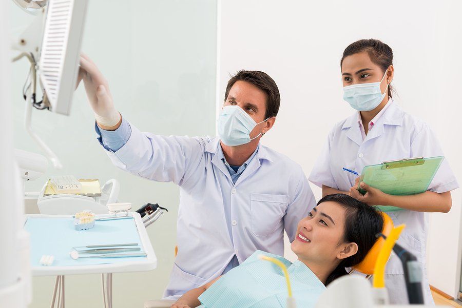 Dentist pointing at the monitor — Buffalo Grove, IL — Rosen Orthodontics