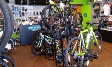 A bunch of bicycles are sitting on display in a bicycle shop.