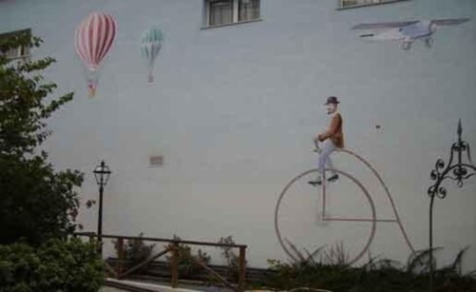 decorazione su parete esterna dell'albergo