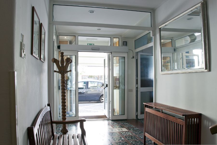 corridoio con uscita in albergo