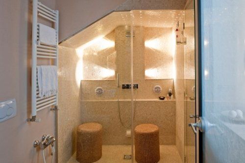 bagno con box doccia in vetro
