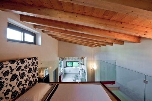 vista interna di una casa con soffitto in legno e mobili