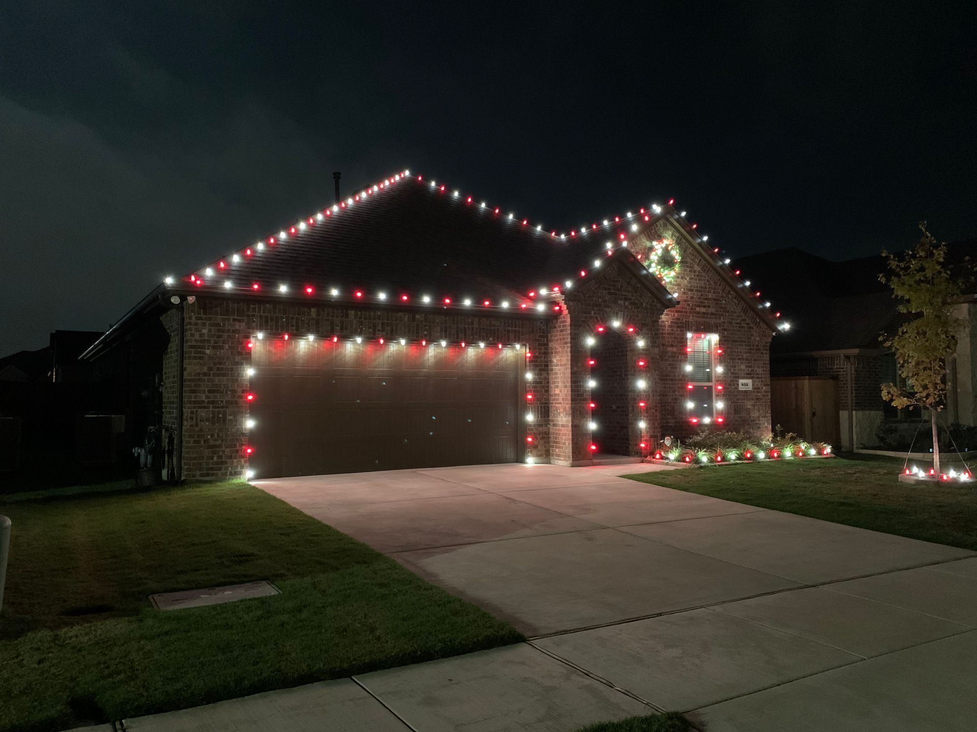 brick home red and white christmas lights