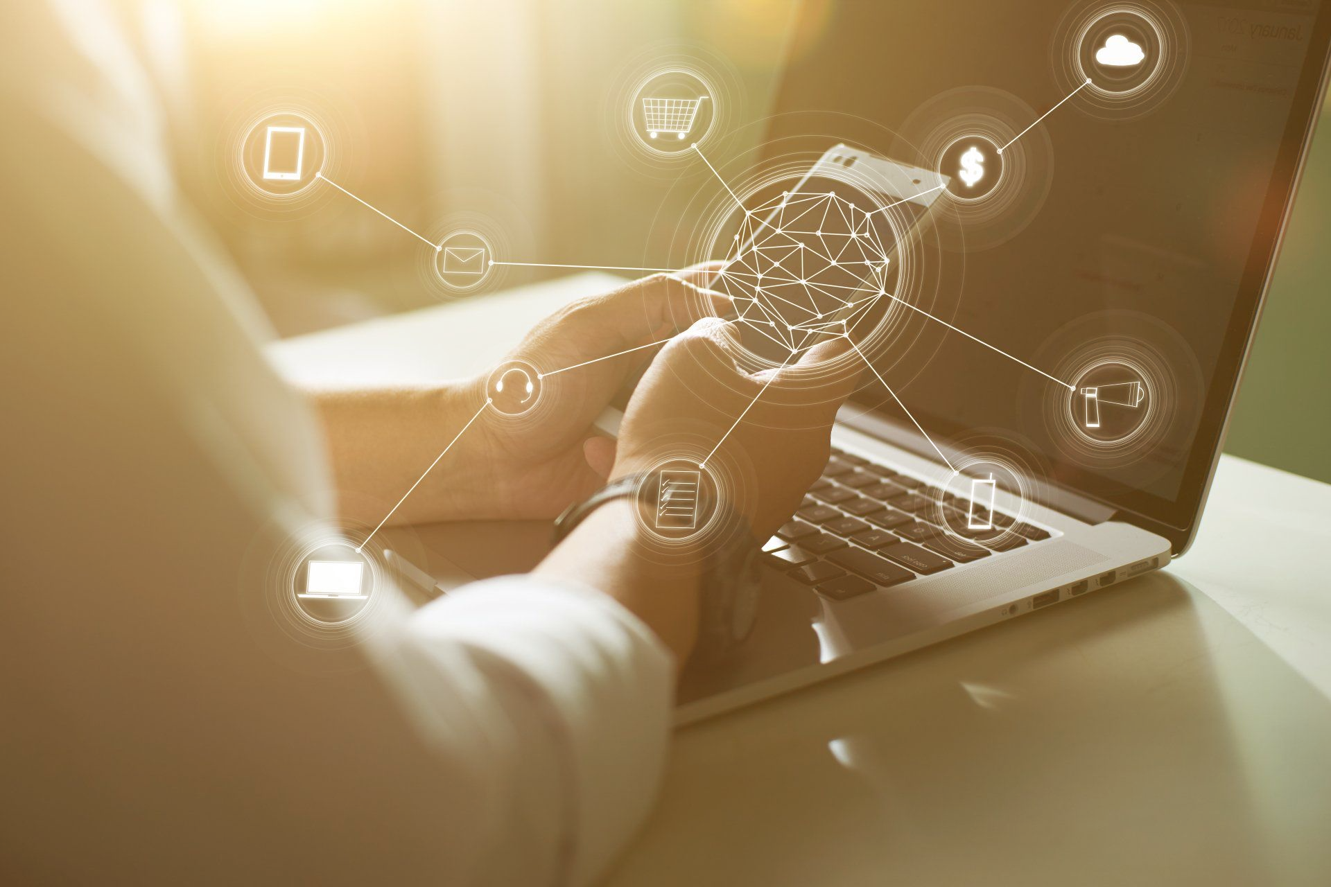 Una persona está usando una computadora portátil y un teléfono inteligente.