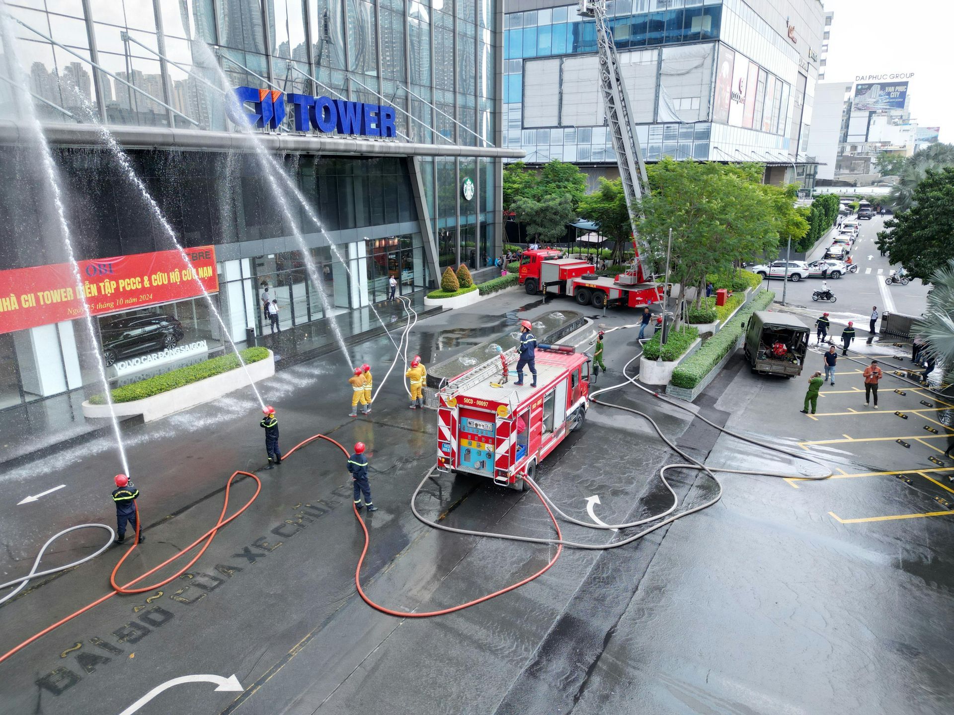 Man and woman in front of an apartment building, talking. The woman is holding a clipboard.