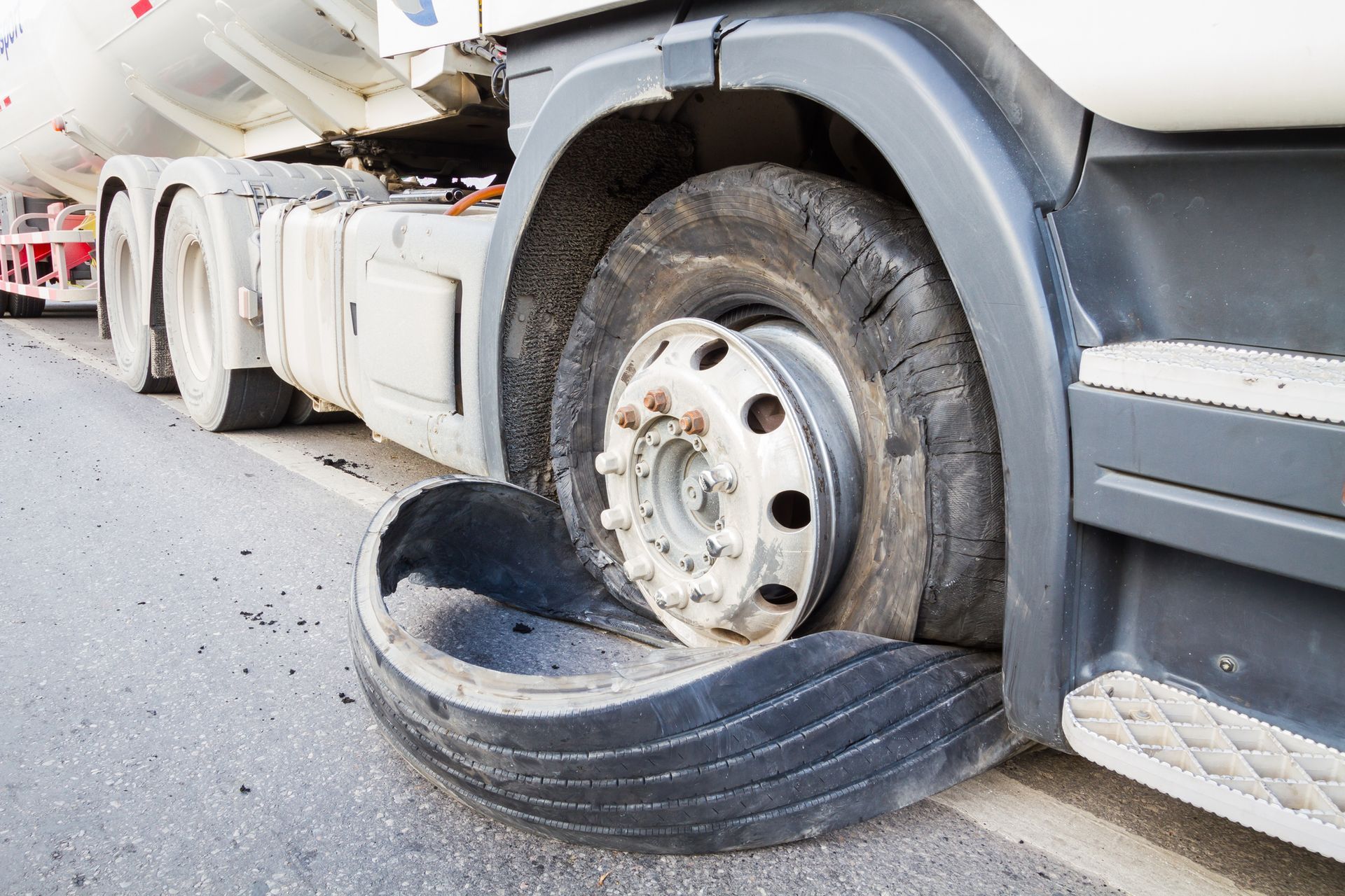 Mobile Semi Tire Repair in Detroit, MI | DTW A1 Truck & Trailer Repair