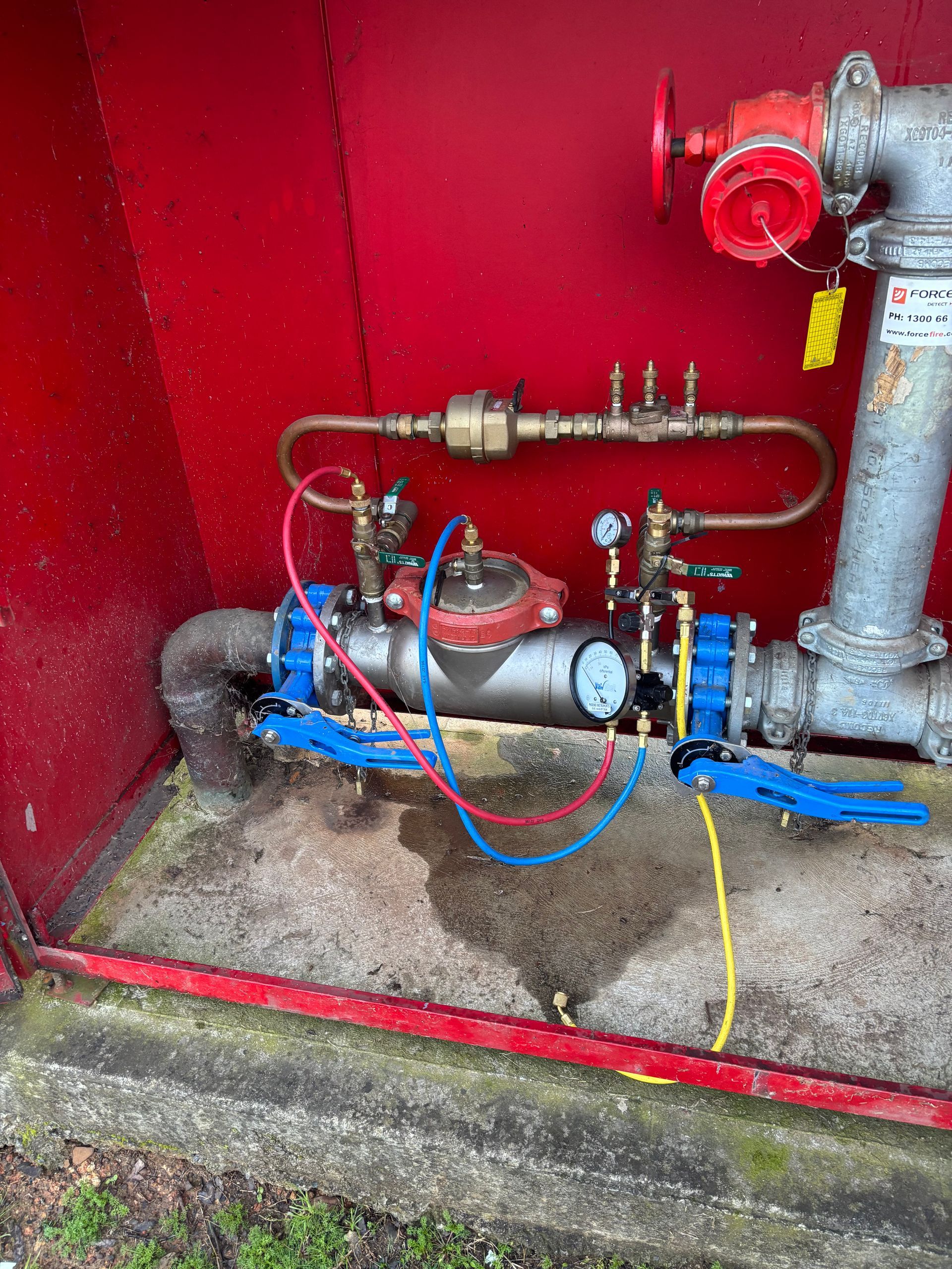 Monitor screen showing a dark interior, within a box with an open stainless steel lid. The screen displays 14.5V.