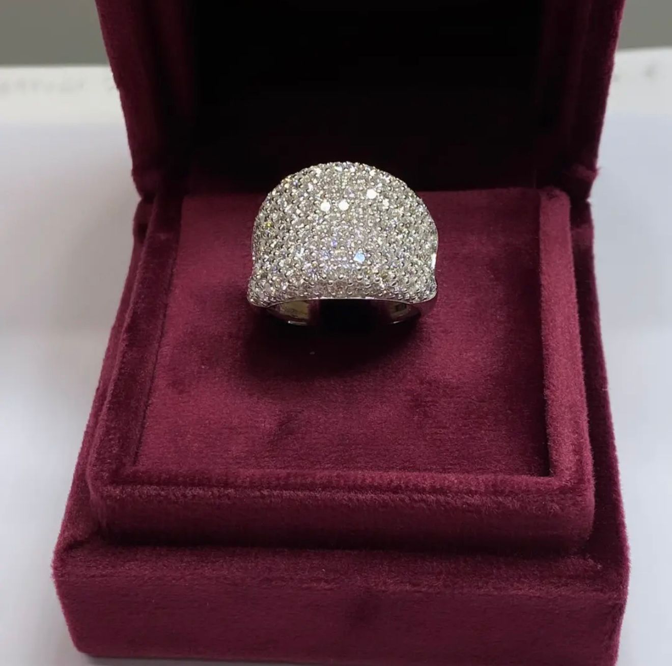 Anello scintillante con diamanti in un'elegante confezione regalo in velluto bordeaux.