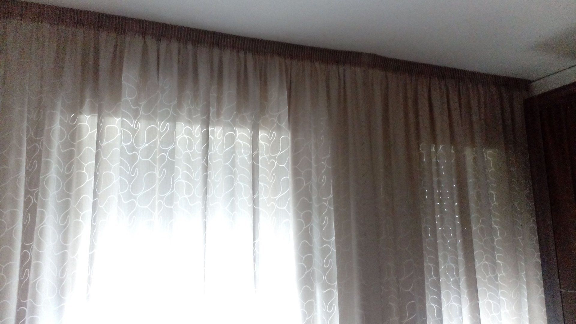 tende per interni con decorazione astratta