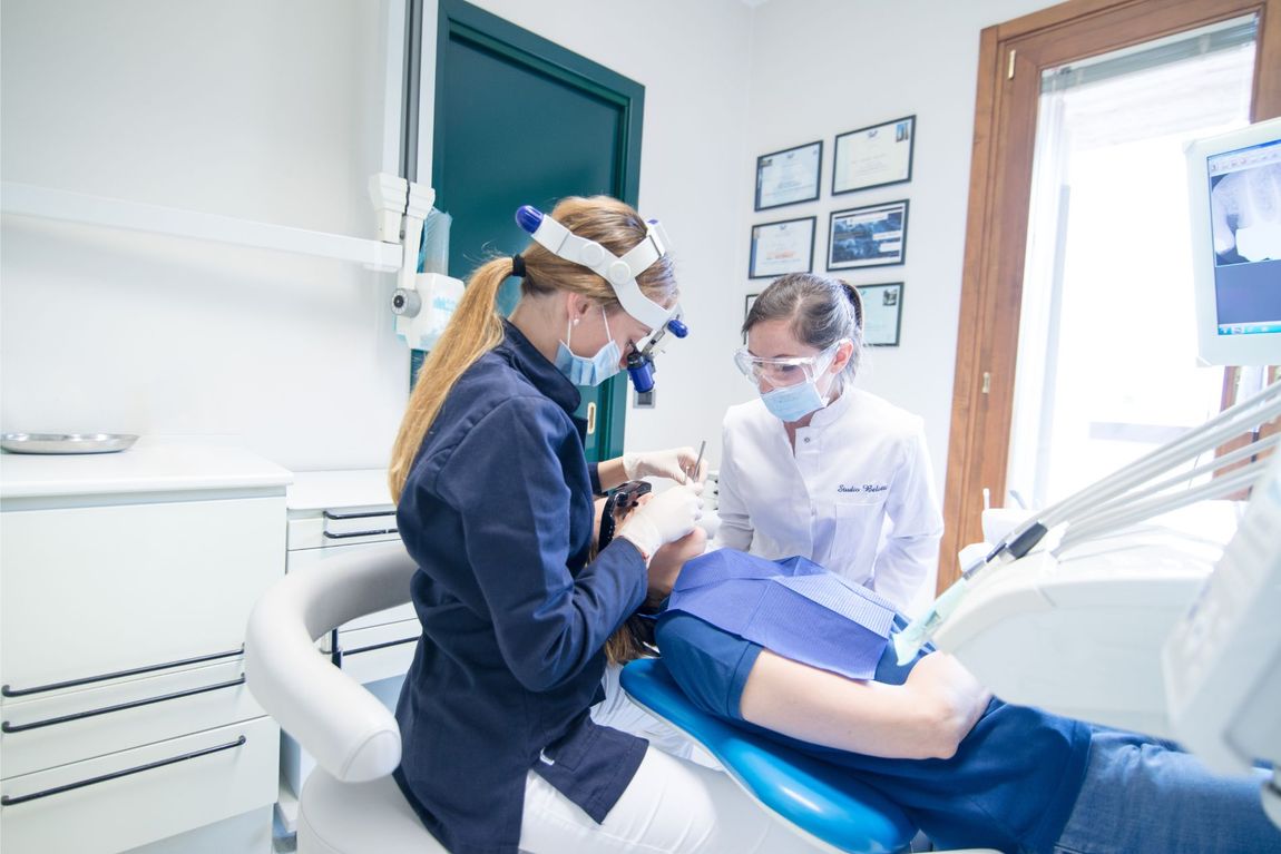 Trattamento dentale su paziente