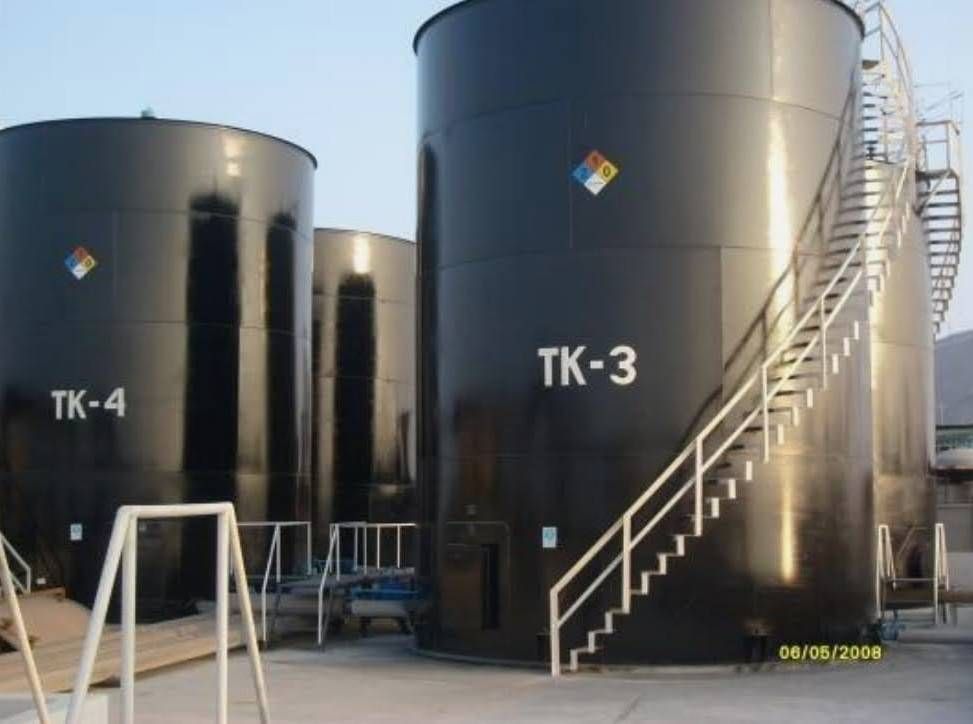 Mujer con suéter gris estrechando manos en una oficina, sonriéndole a la persona.