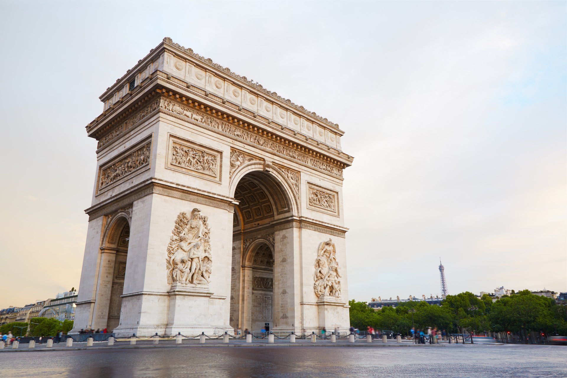 The triumphal arch is a very large building in paris.