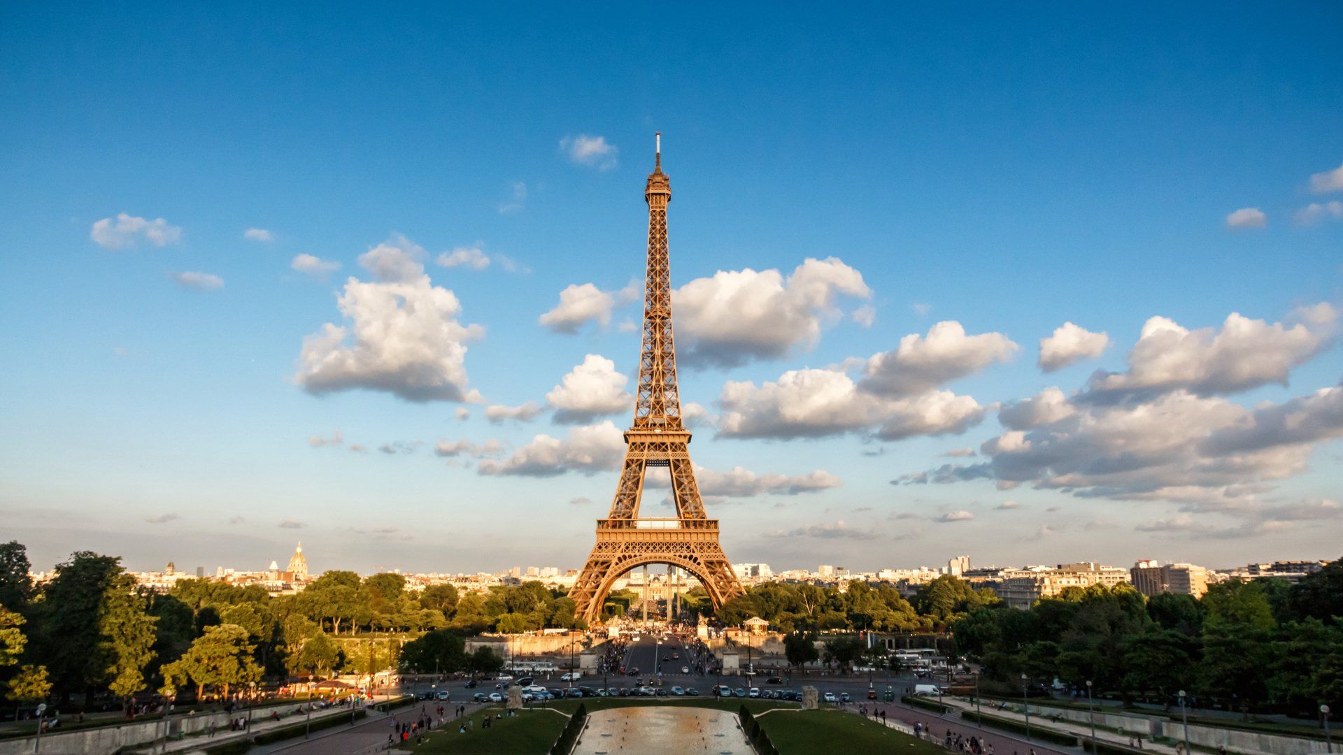 The eiffel tower is a very tall building in paris.