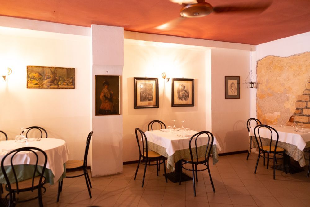 sala di un'osteria con quadri appesi