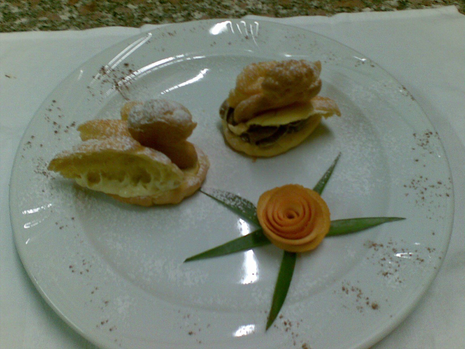 due dessert di pasta sfoglia con crema